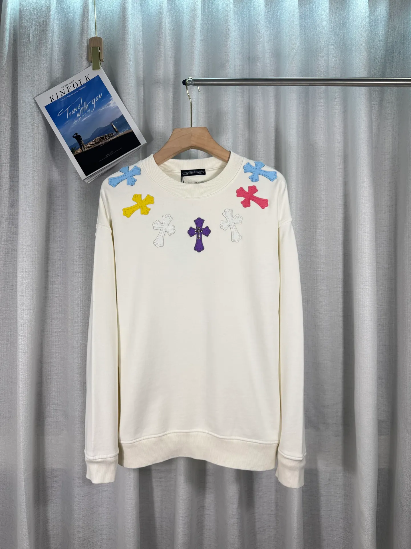 P260 top version, real shot without P, ​​different from market currency) 𝗖𝗵𝗿𝗼𝗺𝗲 𝗛𝗲𝗮𝗿𝘁𝘀/Cro Heart 2025 washed patch embroidery autumn and winter new original single counter American laser burnt 3D three-dimensional color embroidered couple casual sweatshirt 👑The highest version! Customized fabric 420g tripe terry fabric! American acid-washed and distressed original fabric laser burnt ✟appliqué embroidery and exquisite embroidery of letters! The best-selling model in the counter, very comfortable to wear. Accessories: original molded and authenticated collar label➕100% silk wash label. Genuine purchase-grade original hangtag➕matching hanging rope➕3D hanging beads➕original packaging bag. Craftsmanship: The original version has consistent wiring! The highest version of the armhole matching technique! Color: White Black Size: S M L XL Style No.: 9313
